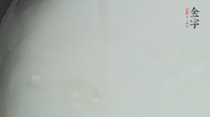 將浸泡了30分鐘的米放入電飯煲中，在水中加入半勺油。