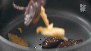 將炒好的食材放進(jìn)砂鍋，加水沒(méi)過(guò)。