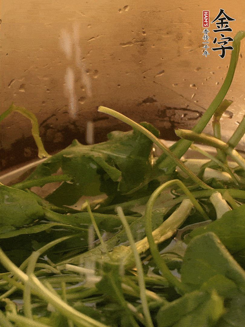 薺菜去掉根部，加小蘇打、鹽熱水沸騰燙軟。