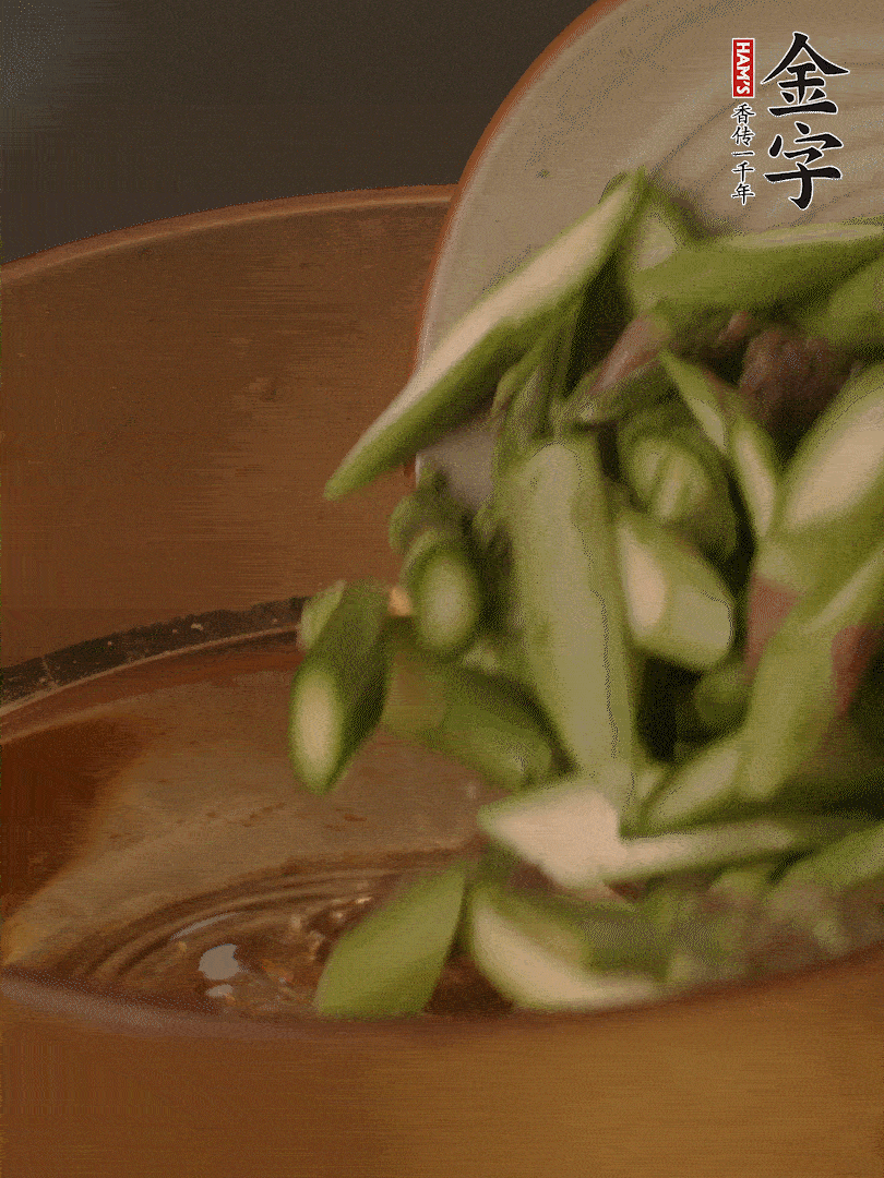 蘆筍、白玉菇焯水30秒備用。