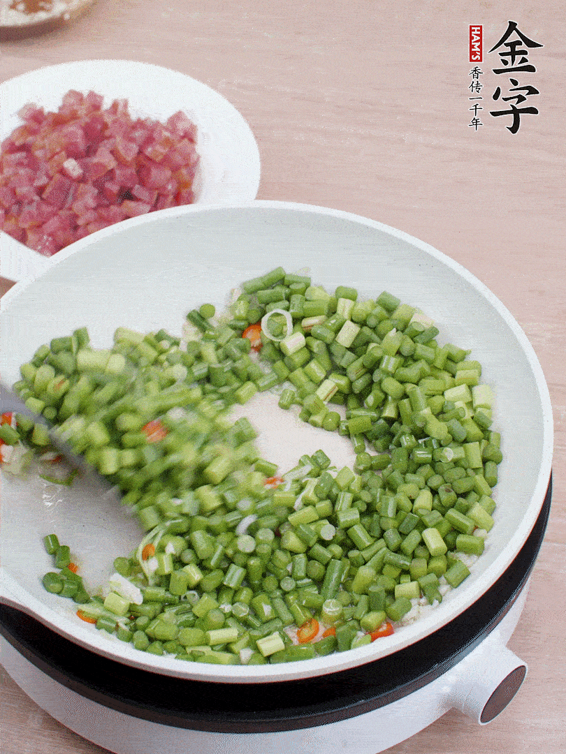 下蒜苔丁、一點鹽翻炒。