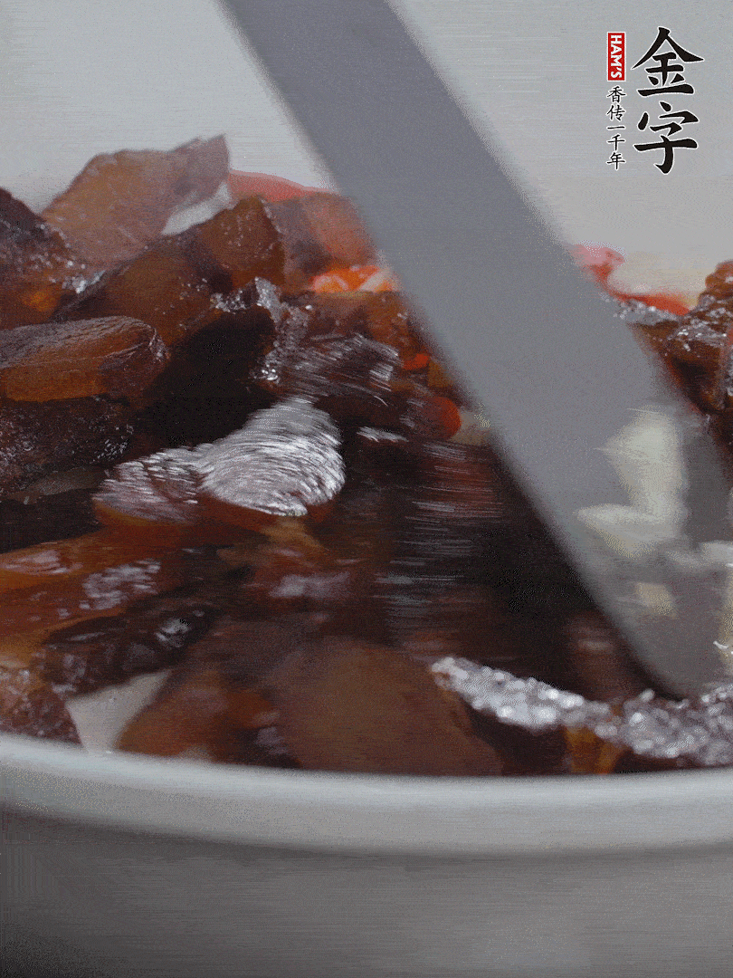 下醬油肉，煸出油脂。