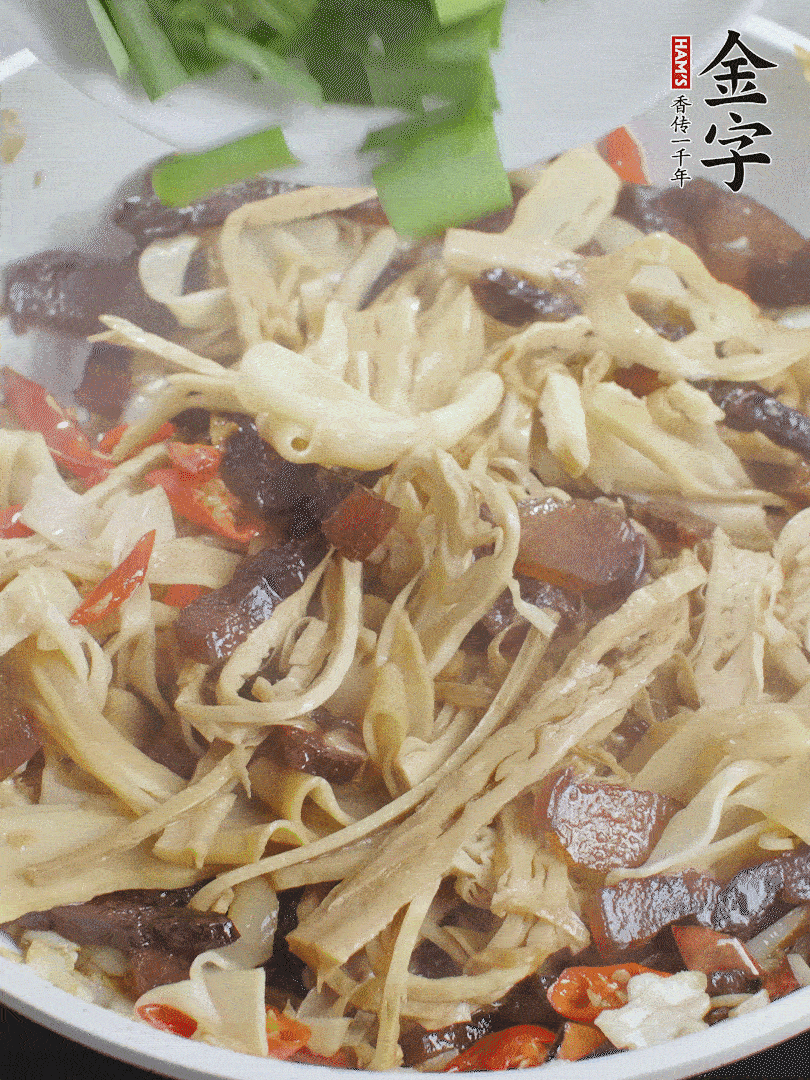 翻炒均勻，下蒜葉。