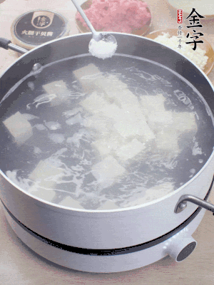 金字火腿上方120g切薄片。