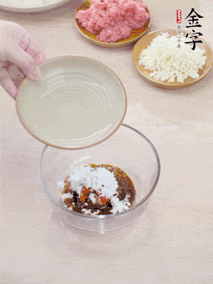 熱油起鍋，五花肉煸出油脂，表面微微發黃。