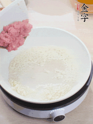 下火腿片、筍干均勻翻炒后，加2勺料酒、適量清水。