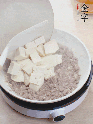 蓋蓋燉煮20分鐘后，加腐皮，撒一點枸杞。