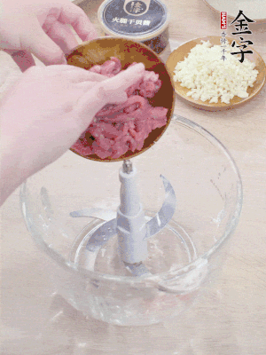 牛肉攪成牛肉泥。