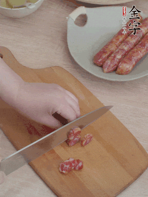 香腸切片。（圓片一點，不用很斜）