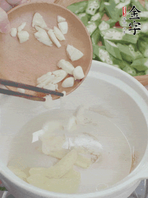 砂煲熱油，姜蒜、辣椒煸香。