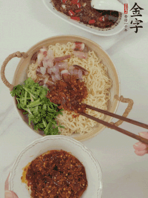 在面上鋪魷魚、香菜、金字火腿大師醬。