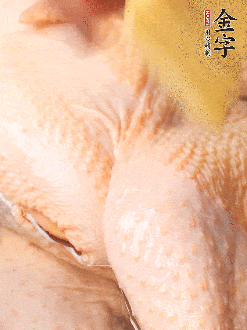 老母雞去頭去尾，斬去雞爪。冷水入鍋，加料酒、蔥姜焯水，煮出浮沫后撈出，用清水洗凈