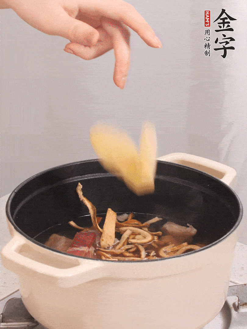鍋中放牛腩、火腿，然后放入比食材多3倍的水；再放橘子皮、姜片、白胡椒粒燉煮90分鐘