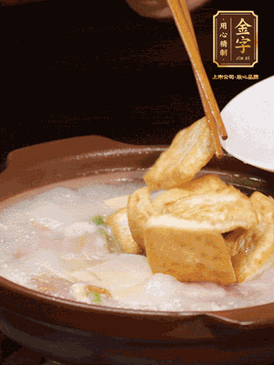 倒入開水大火煮開，轉(zhuǎn)中小火放咸肉，放一點(diǎn)點(diǎn)糖、味精慢燉10分鐘
