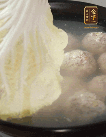 等獅子頭浮起來時再加白菜蓋。小火慢燉2小時