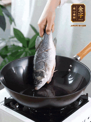 熱油，加1大勺豬油、姜片，再下鱸魚，煎至定型后翻面。（加點豬油，燉出的魚湯更容易變為清爽的奶白色。）