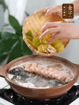 倒開水燉煮后轉移入砂鍋，淋料酒去腥、加少許鹽調味，再依次加咸肉、春筍燉煮15分鐘。