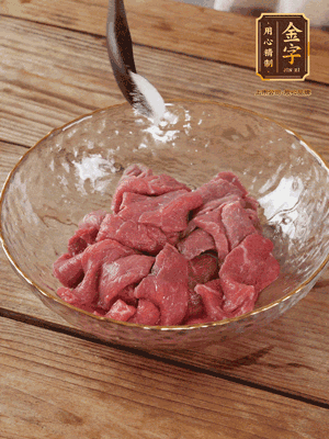 牛肉切丁，加黑胡椒海鹽、橄欖油腌10分鐘