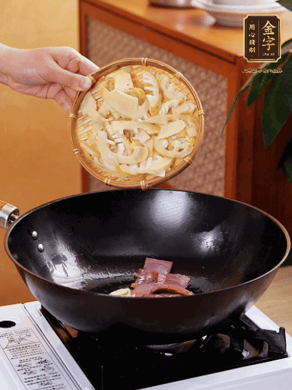 油熱，下蒜末、火腿煸炒出香味，再下筍片微微翻炒